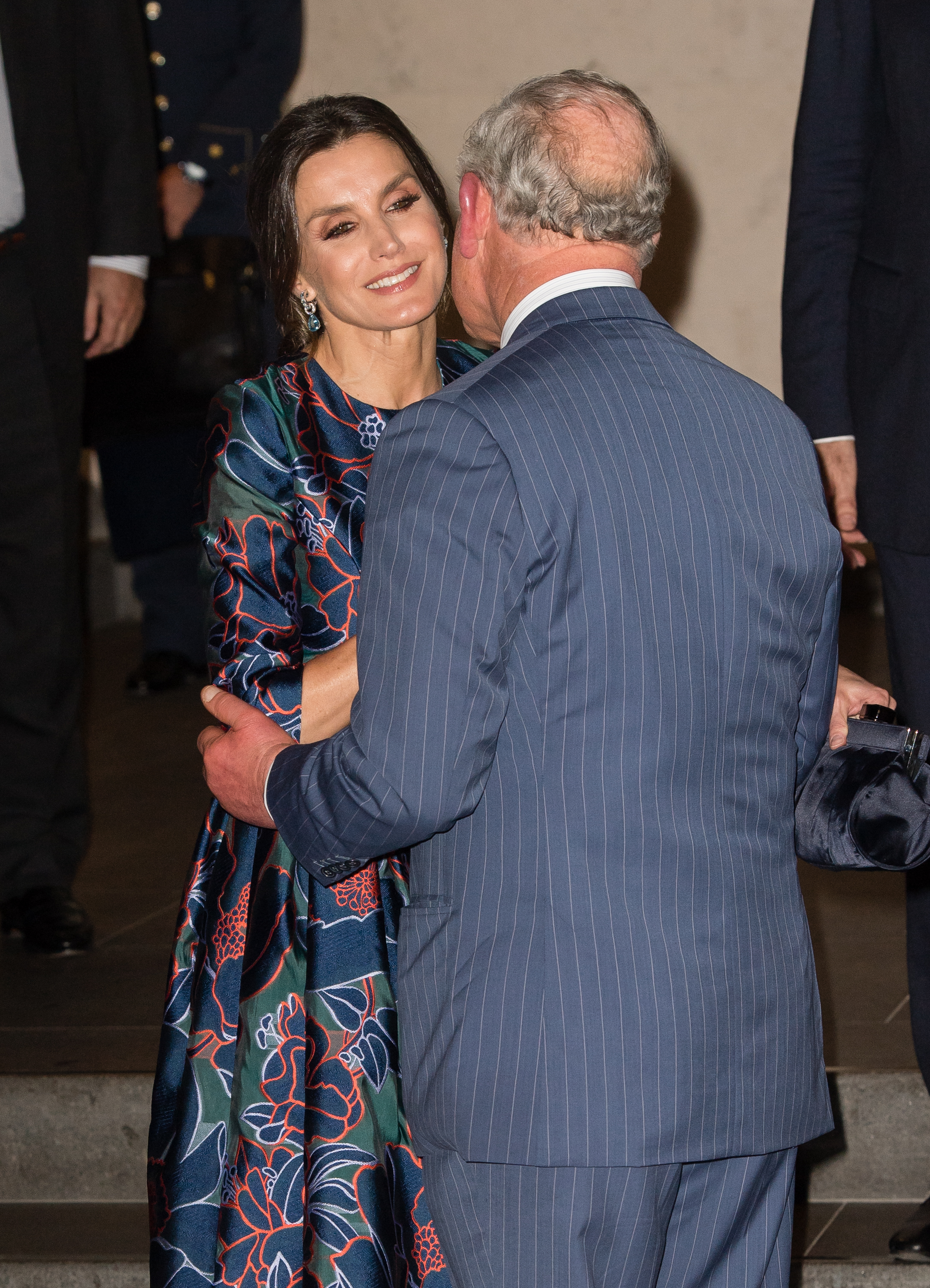 Il baciamano di Carlo a Letizia