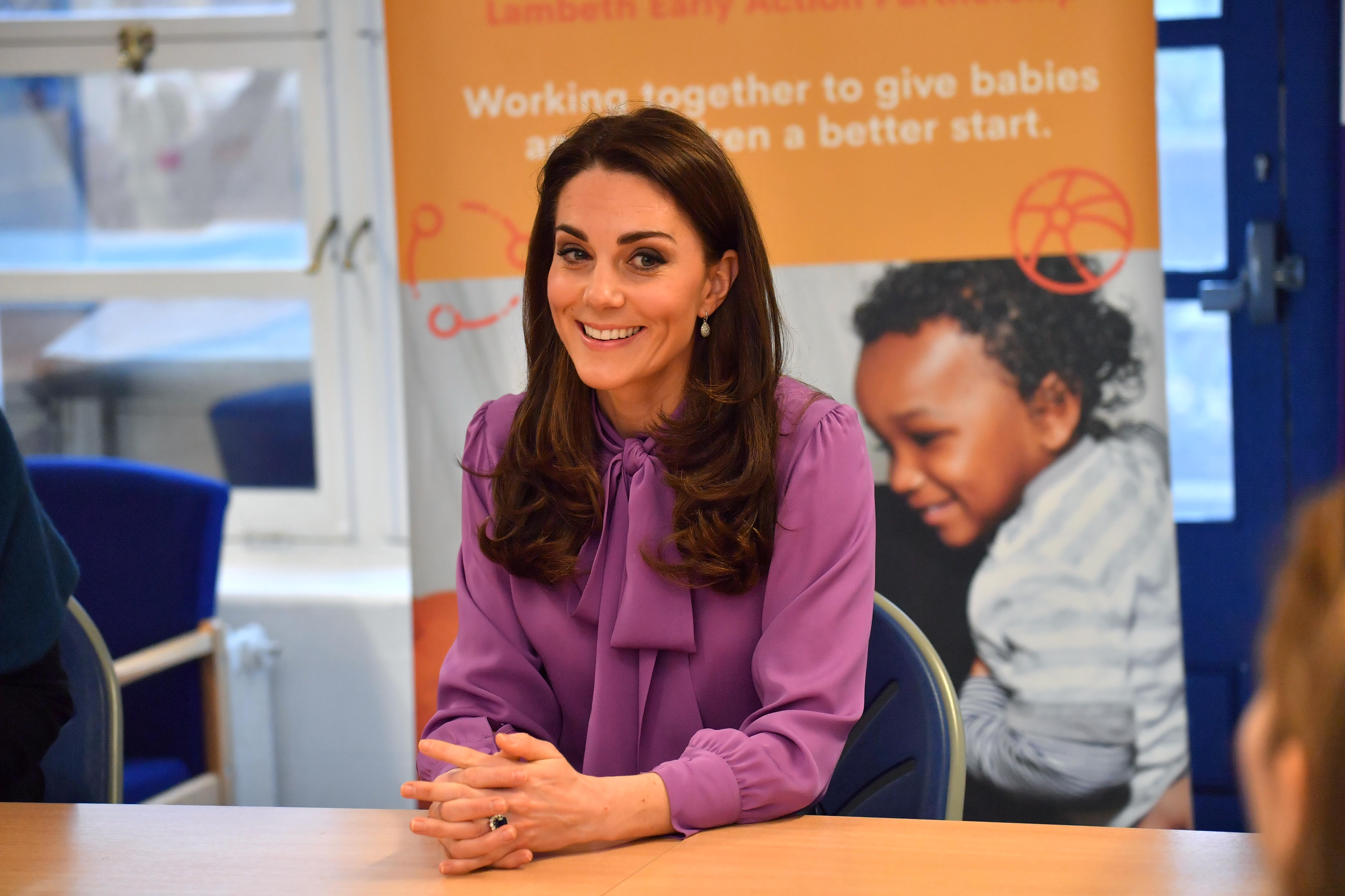 Kate indossa la camicetta al contrario