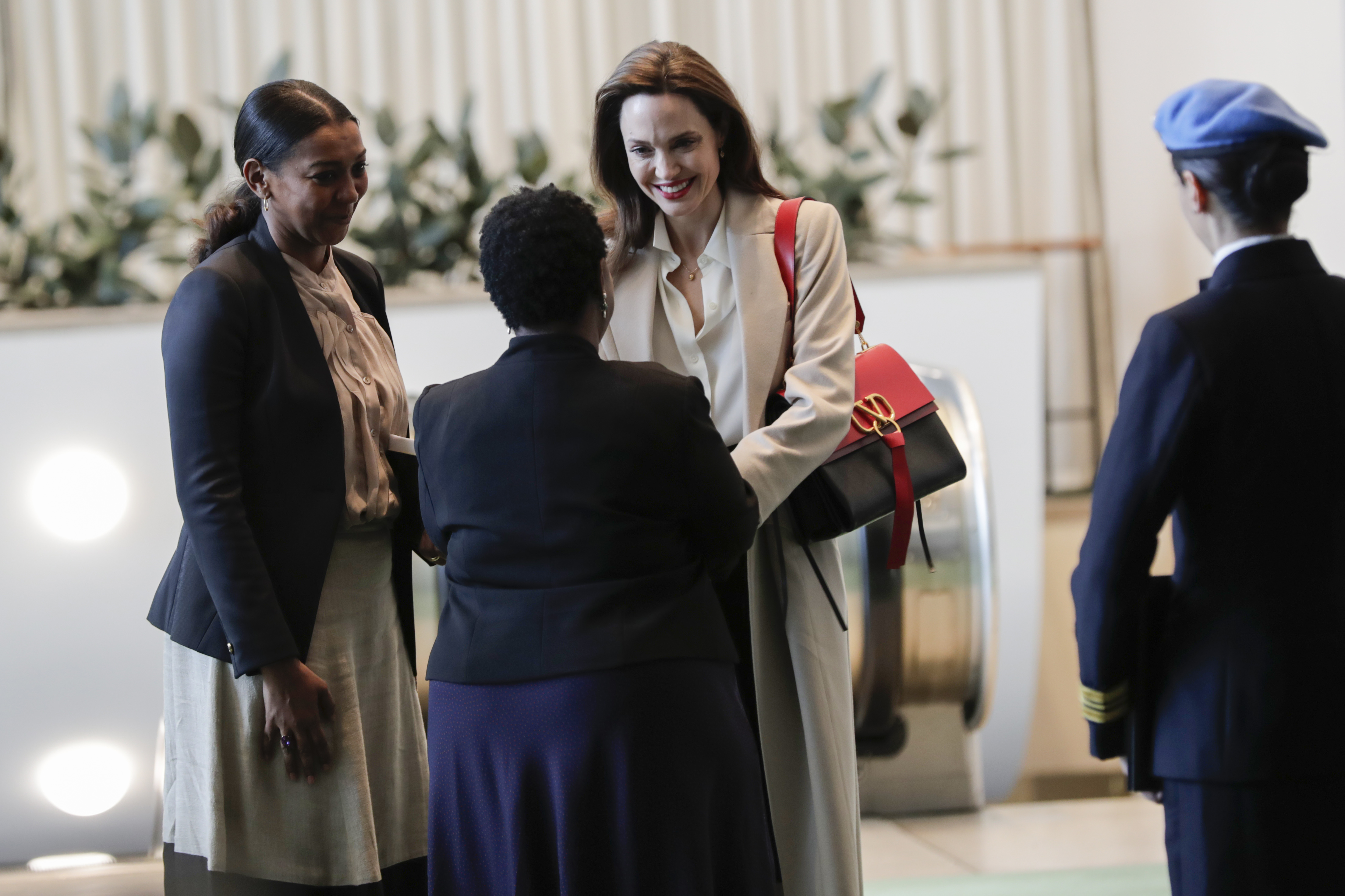 La Jolie in prima linea per le donne