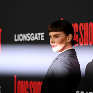 Charlize Theron con la frangia corta (ma è fake)