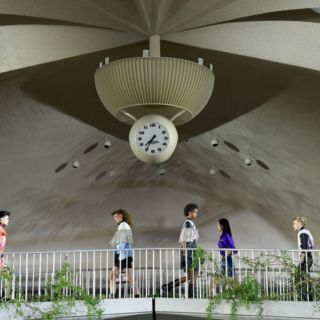 Volo nel tempo per la Cruise di Louis Vuitton