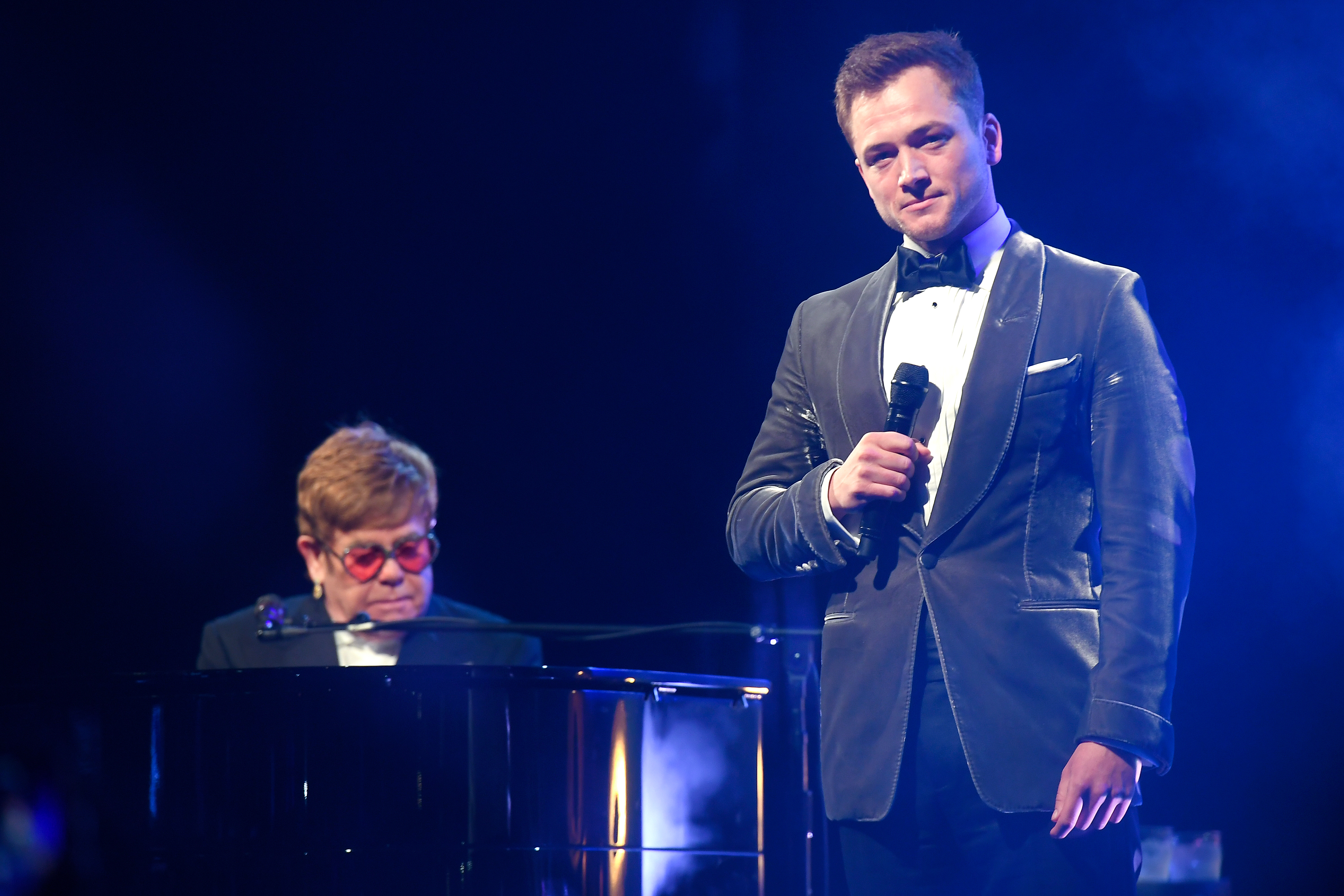 Elton John e Taron Egerton cantano Rocketman