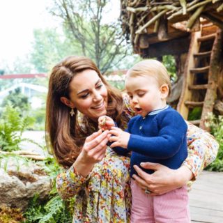 George, Charlotte e Louis felici nel giardino di mamma Kate