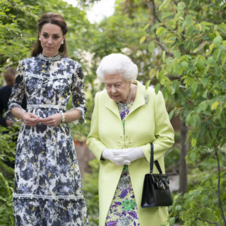 Kate bacia la Regina ma agli inglesi il gesto non piace