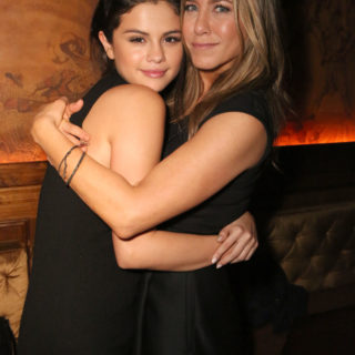 Selena Gomez copia l'iconico look di Jennifer Aniston