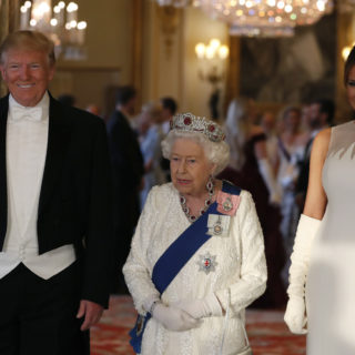 Kate Middleton e Melania Trump in bianco dalla Regina
