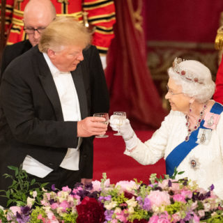 La storia della stupefacente tiara indossata dalla Regina