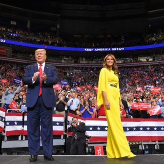 Melania Trump: il messaggio segreto della jumpsuit gialla