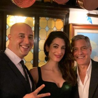 Amal e George: cena romantica a Venezia e foto con lo chef