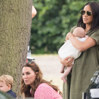 Kate e Meghan con i figli alla partita di polo Kate e Meghan con i figli alla partita di polo