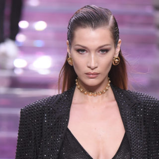 Bella Hadid con i capelli biondi: identica alla sorella Gigi