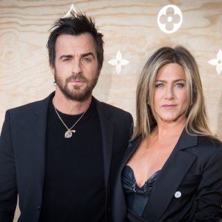 Jennifer Aniston e l'ex marito Theroux uniti nel lutto