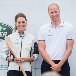 Kate e William in barca a vela con George e Charlotte