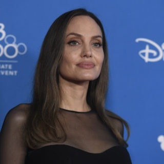 Angelina Jolie reagisce al discorso di Brad Pitt