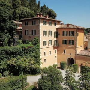 Valentino vende la sua villa vicino Siena Valentino vende la sua villa vicino Siena