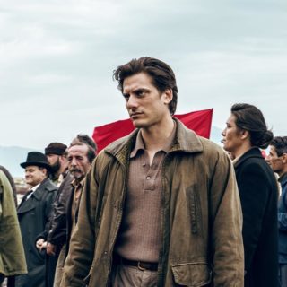 Martin Eden, il film della Coppa Volpi a Luca Marinelli