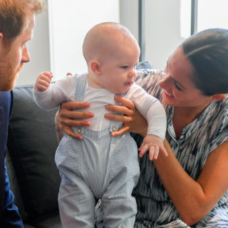 Meghan veste Archie con una tuta H&M da 10 euro