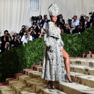 Rihanna disegnerà suo abito da sposa con Galliano