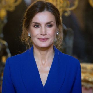 Letizia Ortiz: l'abito smoking la incorona regina di stile
