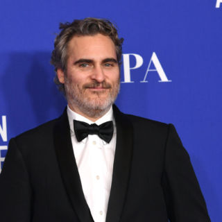 Phoenix sempre con lo stesso tuxedo per le premiazioni 2020