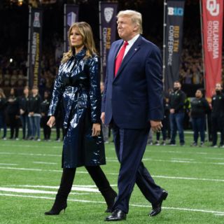 Melania Trump e il trench metallizzato dall'anno