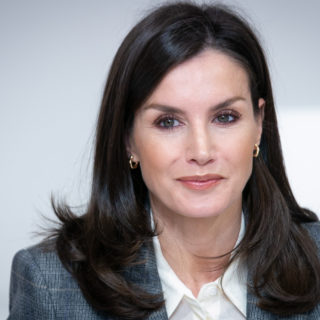 Letizia Ortiz trendsetter con il suo tailleur pantalone