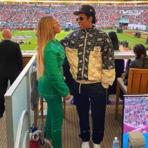 Beyoncé e Jay-Z restano seduti durante l'inno al Super Bowl Beyoncé e Jay-Z restano seduti durante l'inno al Super Bowl