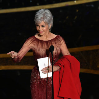 Jane Fonda agli Oscar 2020: abito riciclato e cappotto rosso