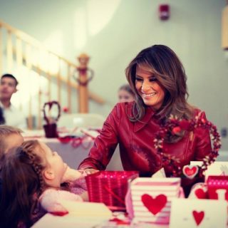 Melania Trump incontra i bambini malati per San Valentino