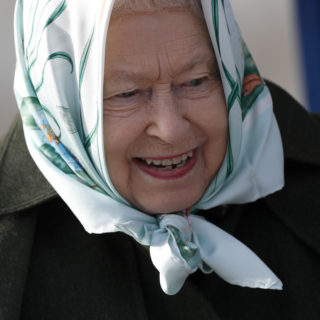 Regina Elisabetta: ecco perché ama i foulard