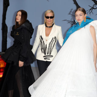 Yolanda Hadid sfila a Parigi con le figlie Bella e Gigi