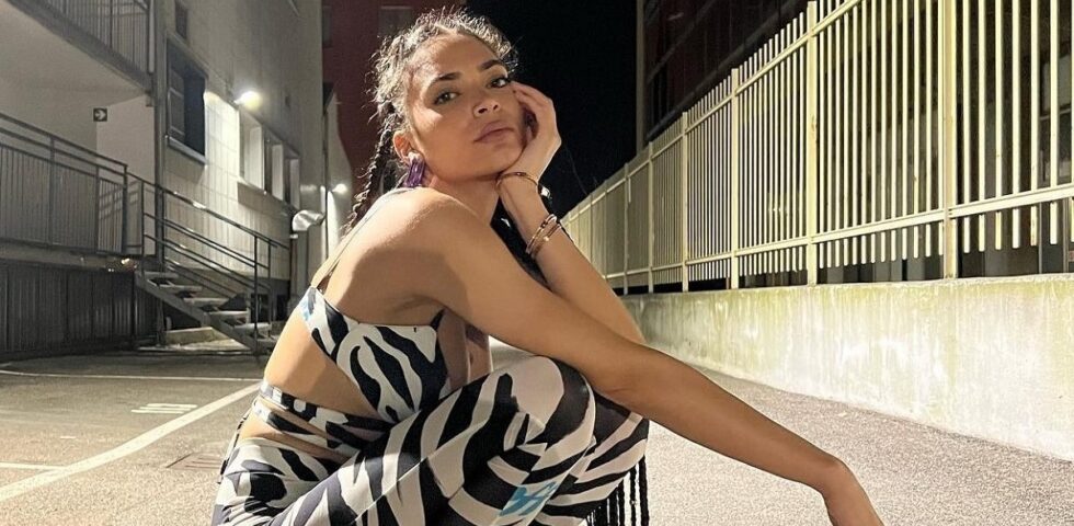 The swirl print, tre look del trend del 2022