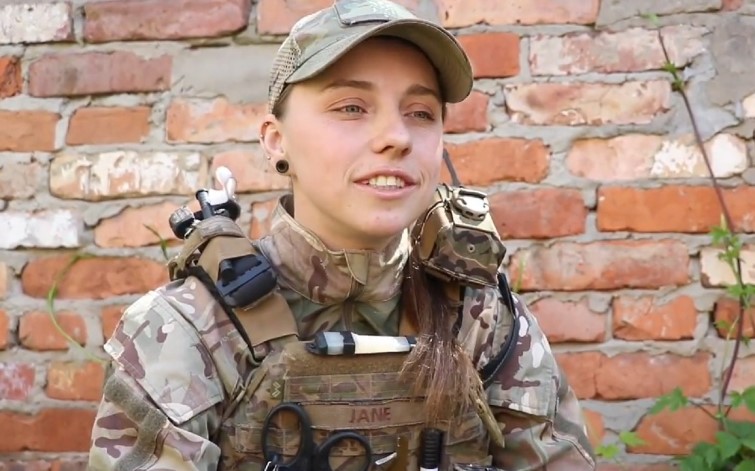 Jane, soldatessa e comandante ucraina: “Voglio un futuro diverso per mio figlio” Jane, soldatessa e comandante ucraina: “Voglio un futuro diverso per mio figlio”