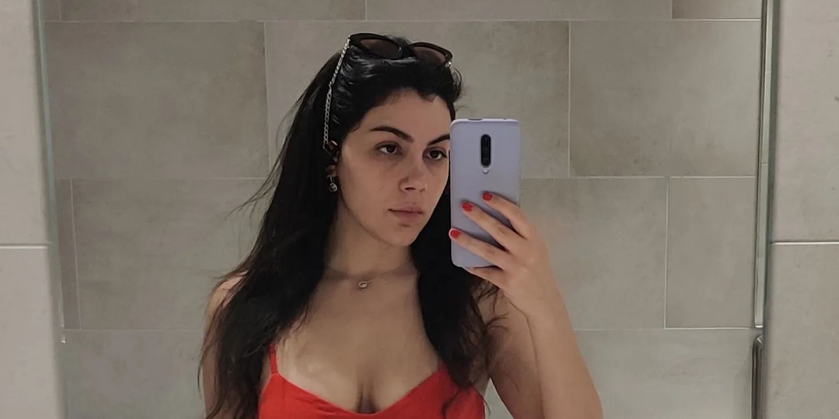'Annusa Valentina Nappi': il corpo dell'attrice diventa arte | DireDonna