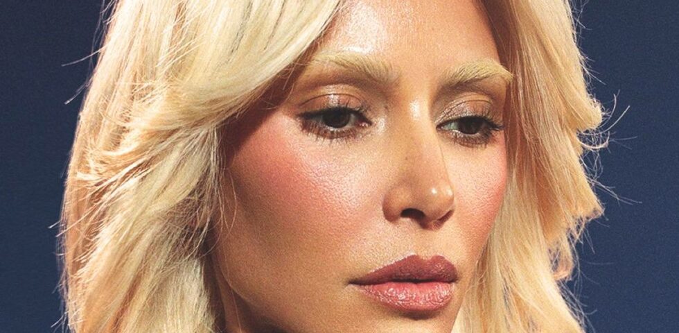 Sopracciglia sbiancate color platino, il look camaleontico di Kim Kardashian