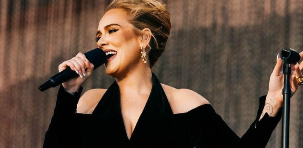 Adele mette in pausa la sua carriera: "Voglio laurearmi"
