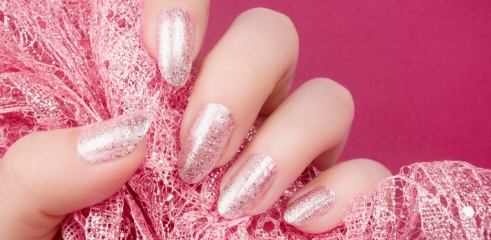 Sheer sparkle nails, sono tornate le unghie glitterate degli anni Novanta