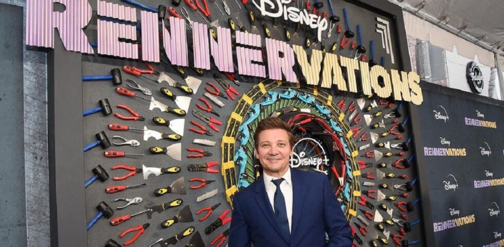 Jeremy Renner, dopo l’incidente l’attore torna sul red carpet in scooter e con il bastone