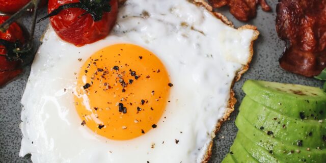 Dieta chetogenica: come funziona, benefici e men&ugrave; settimanale